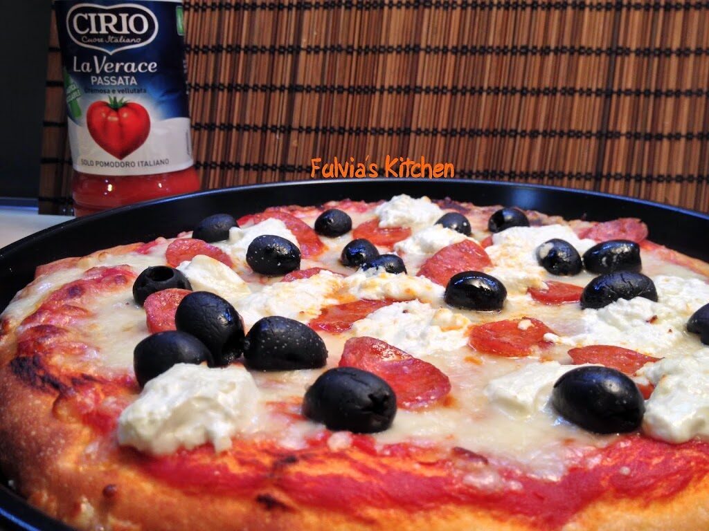 Pizza con caprino, salame piccante, olive nere e passata laverace cirio a lievitazione mista