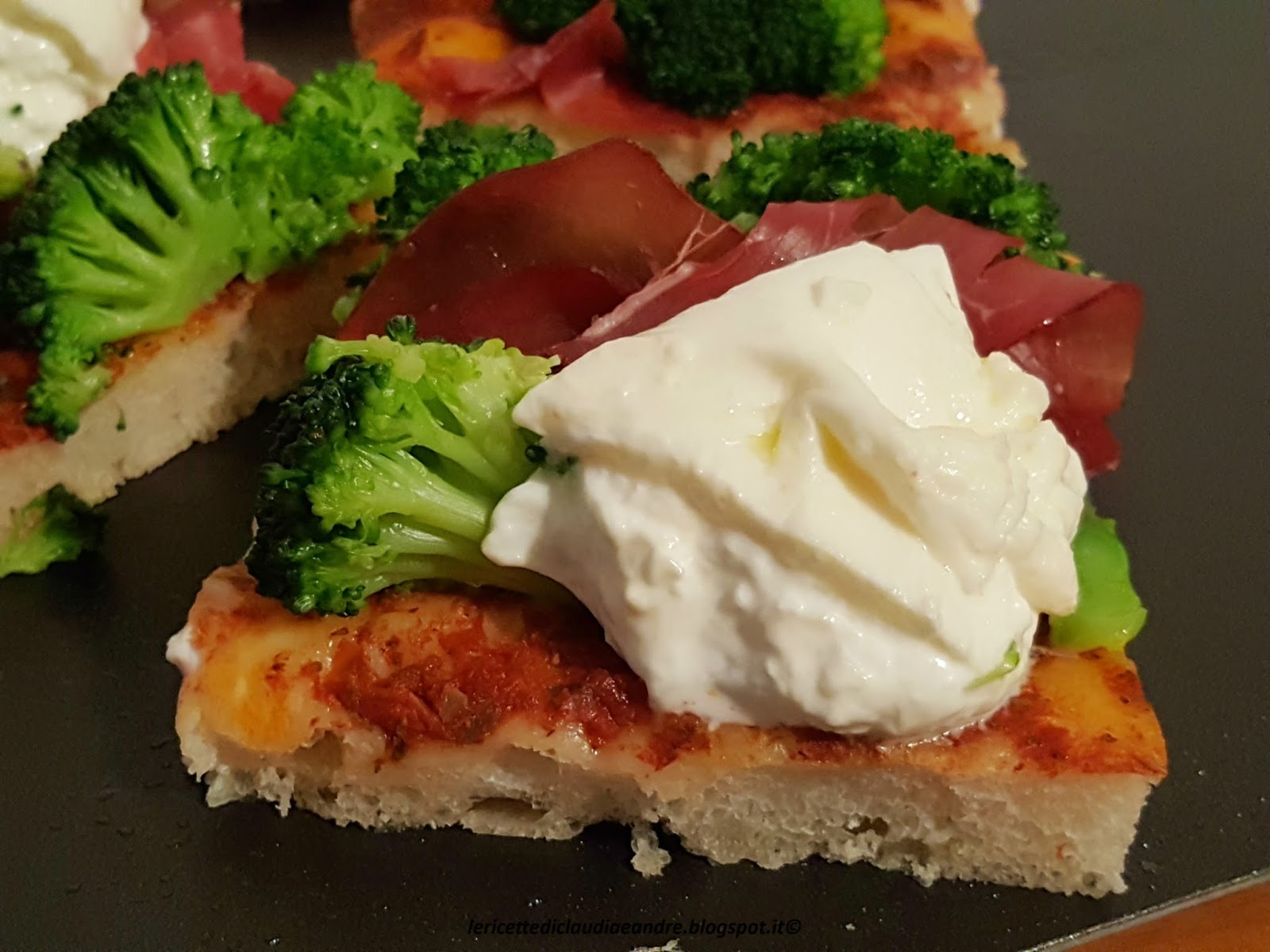 Pizza con cavolo nero, salsiccia e feta  pizza con broccolo, bresaola e burrata  pizza con funghi champignon sotto olio, mozzarelline ciliegina e bresaola