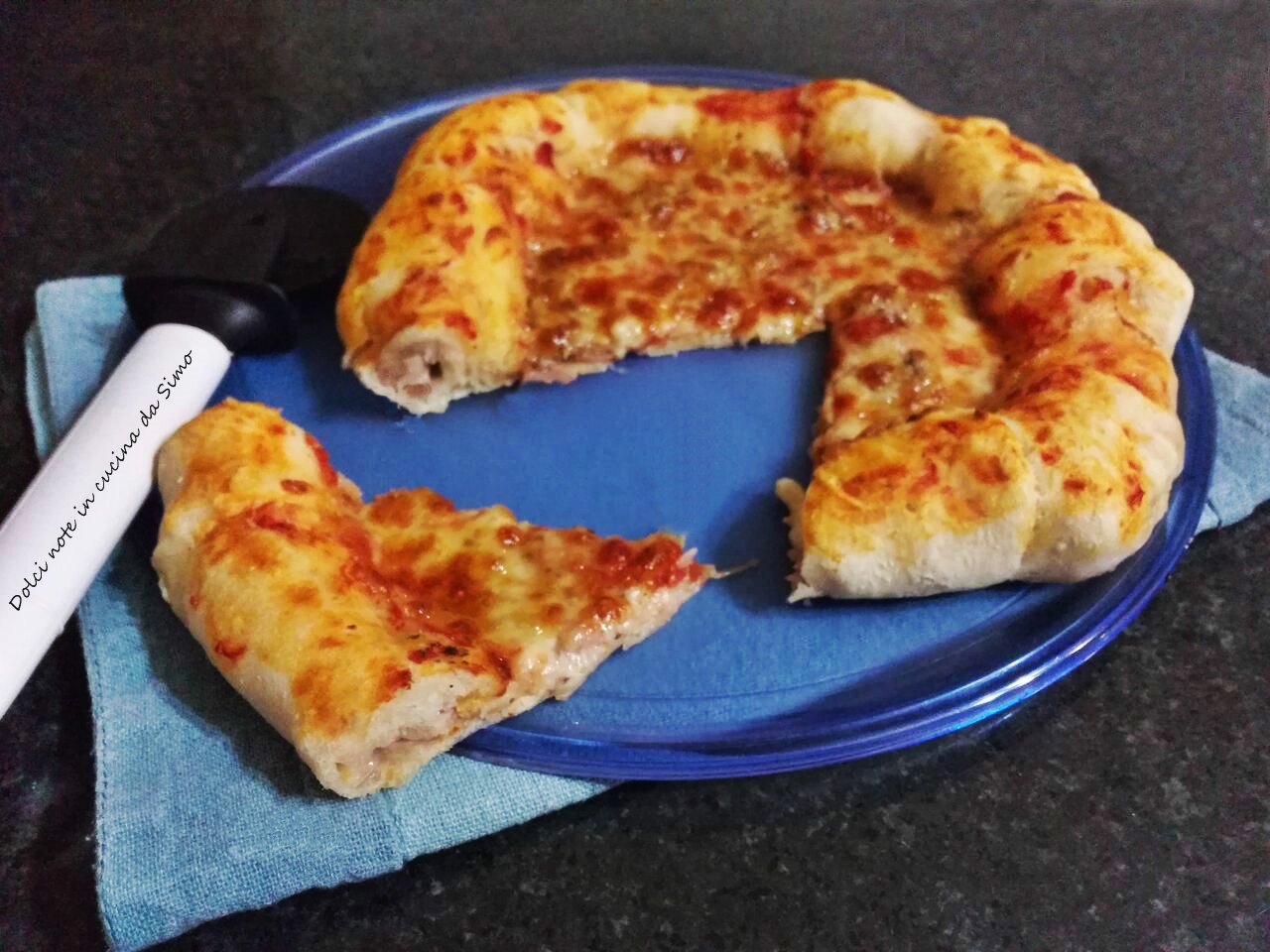 Pizza con cornicione farcito