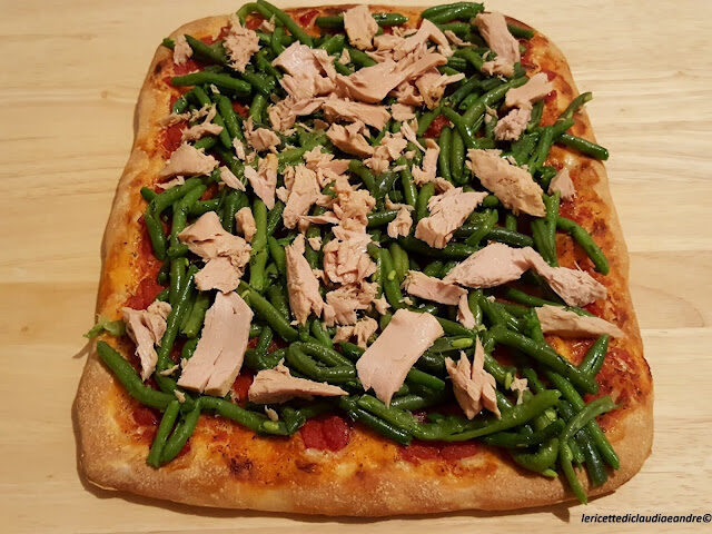 Pizza con fagiolini e tonno