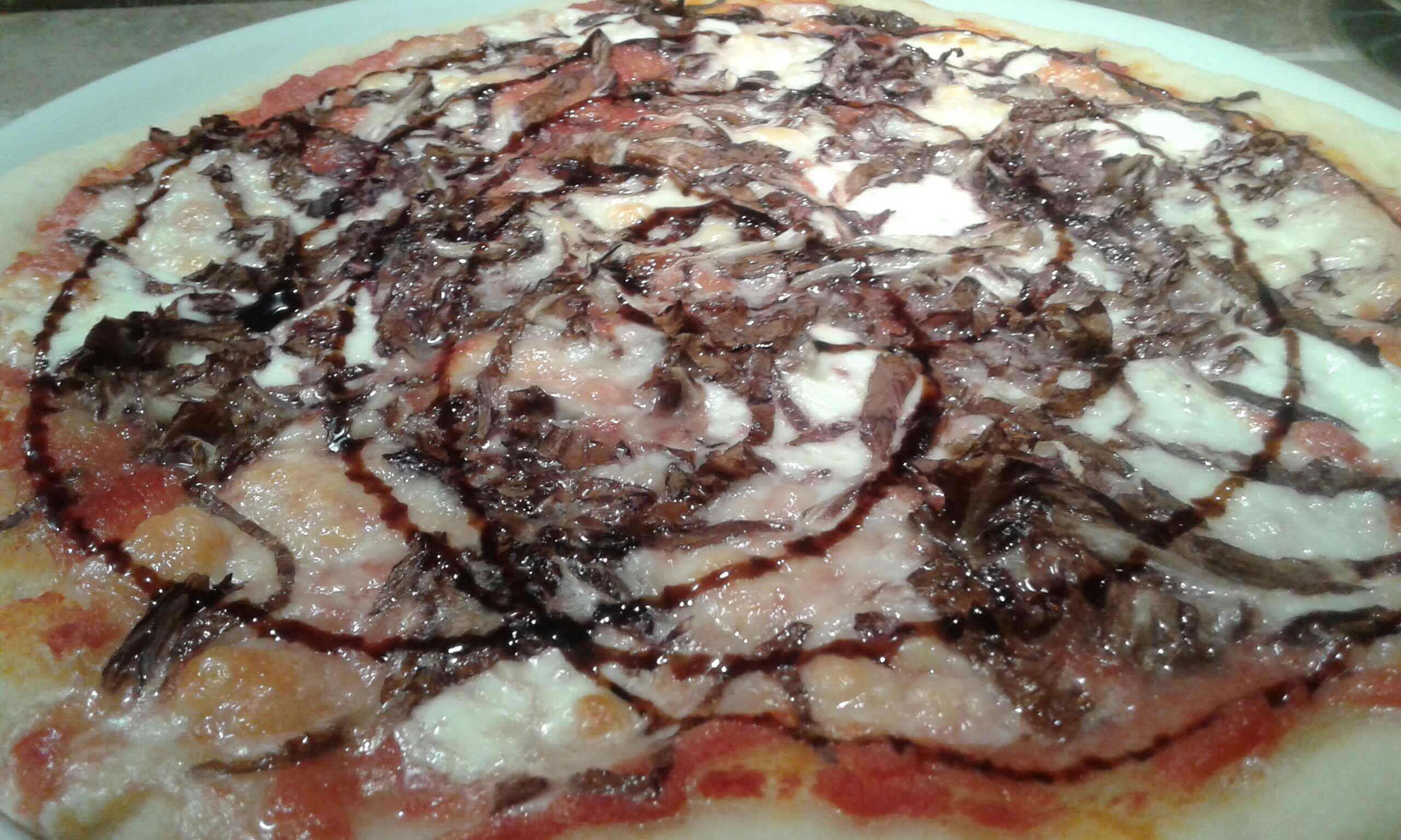 Pizza con farina tipo 1 al radicchio rosso, stracchino e balsamico