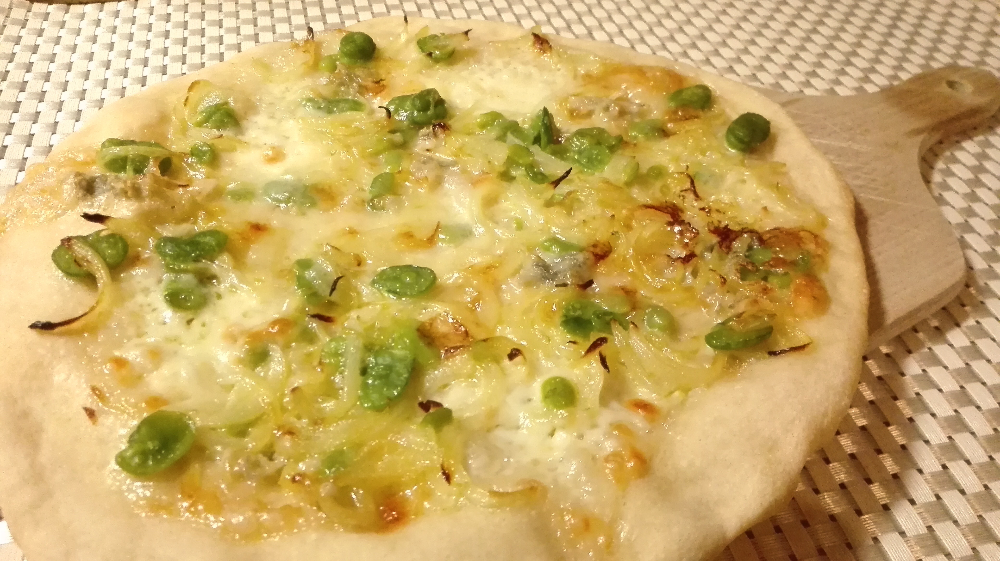 Pizza con fave, cipolla, fiordilatte e gorgonzola