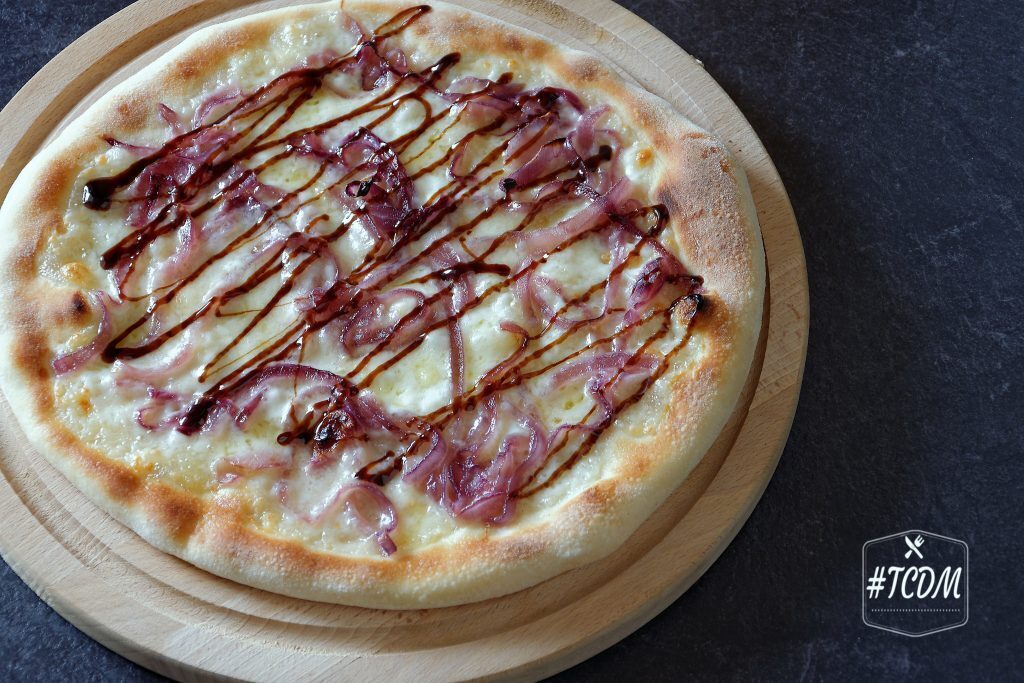 Pizza con fontina, cipolle caramellate e glassa di aceto balsamico