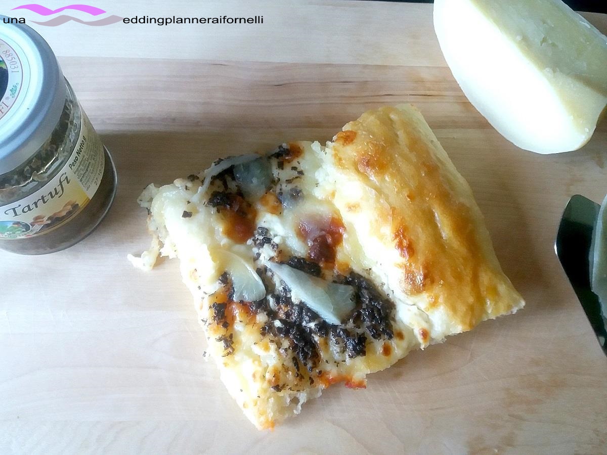 Pizza con formaggi, funghi e tartufi
