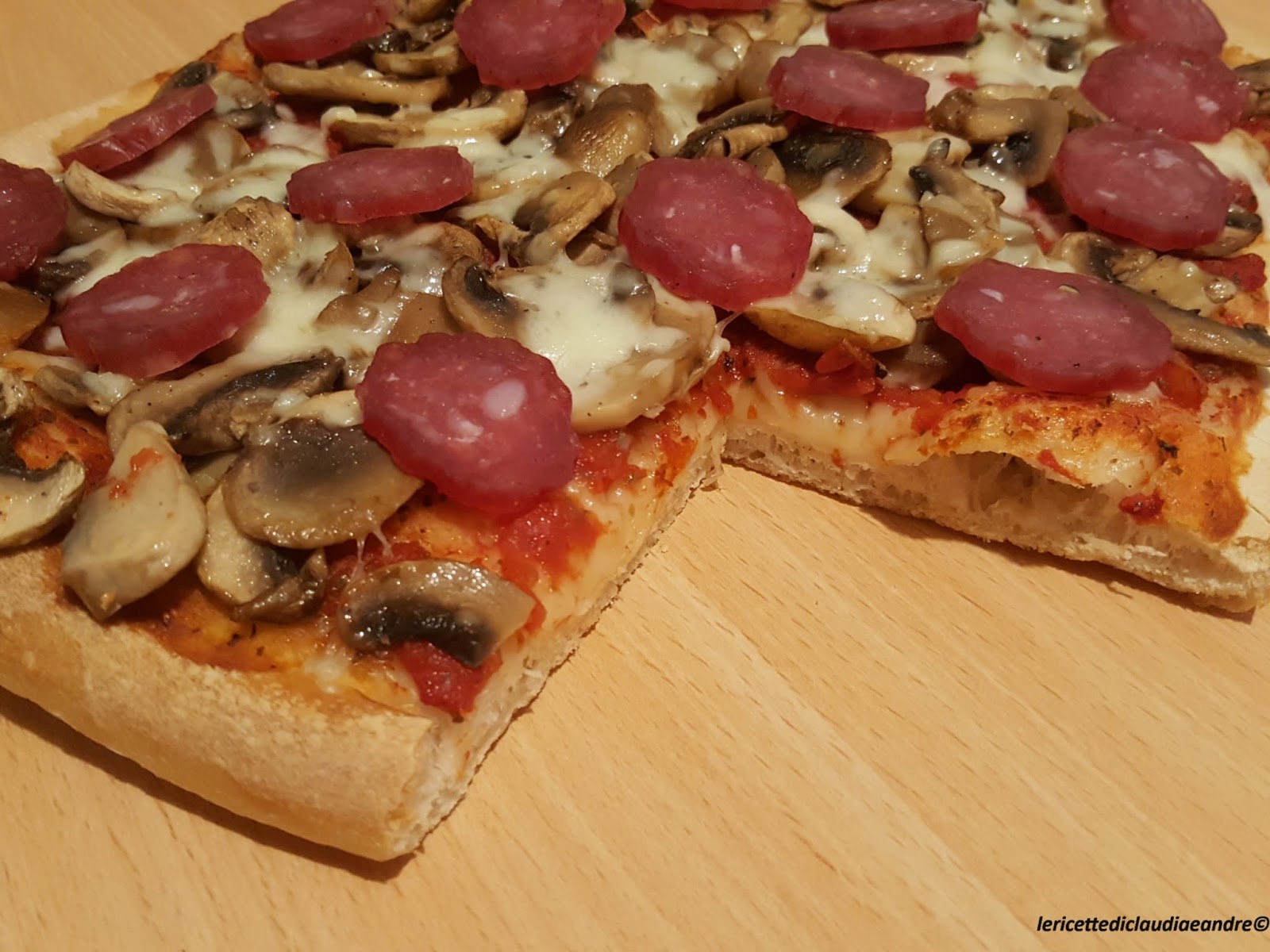 Pizza con funghi, mozzarella e salame strolghino