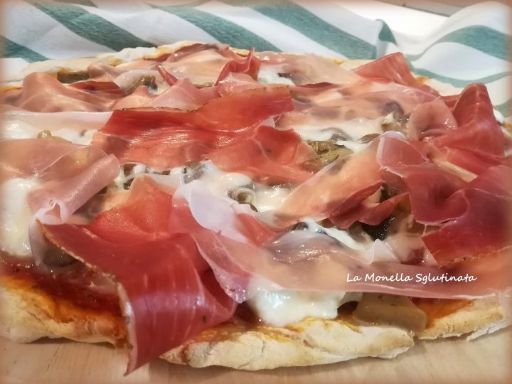 Pizza con funghi stracciatella e speck