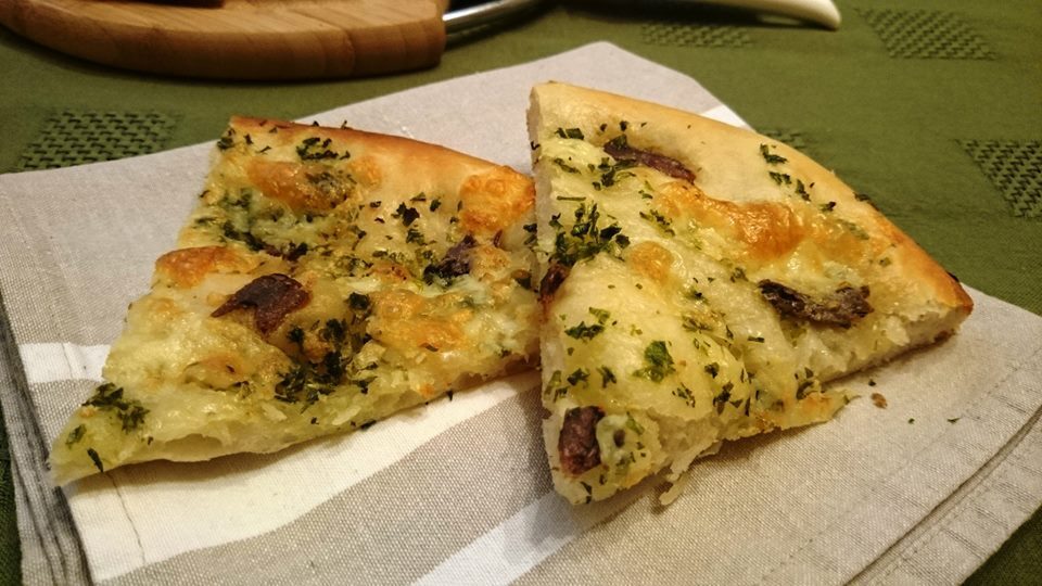 Pizza con impasto al quark, acciughe sott’olio, burro all’aglio e prezzemolo