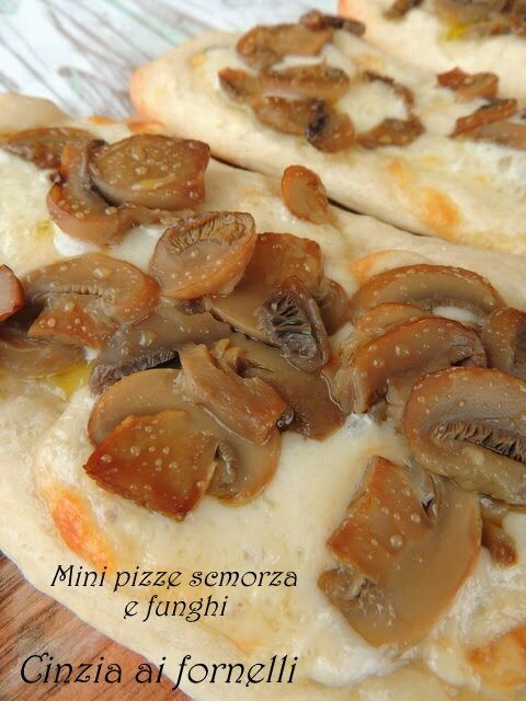 Pizza con lievito madre essiccato, scamorza e funghi