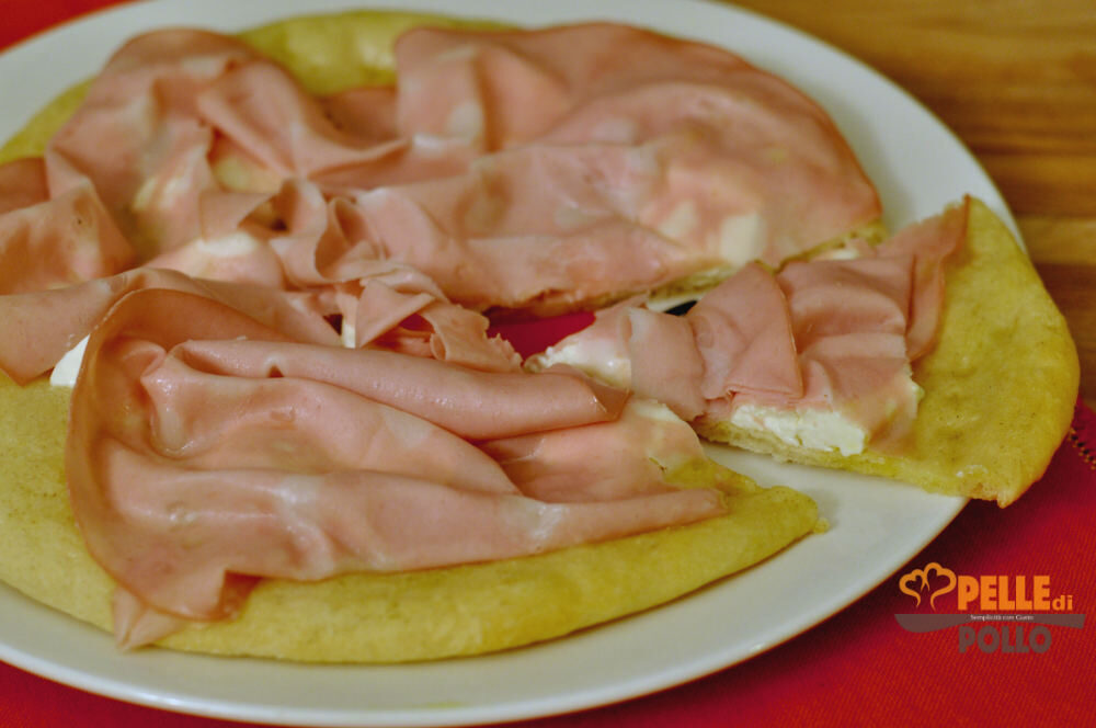Pizza con mortadella e stracchino