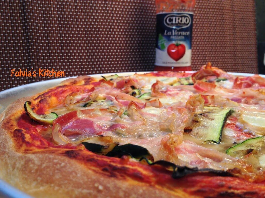 Pizza con pancetta, zucchine grigliate, scamorza affumicata e passata laverace cirio a lievitazione mista