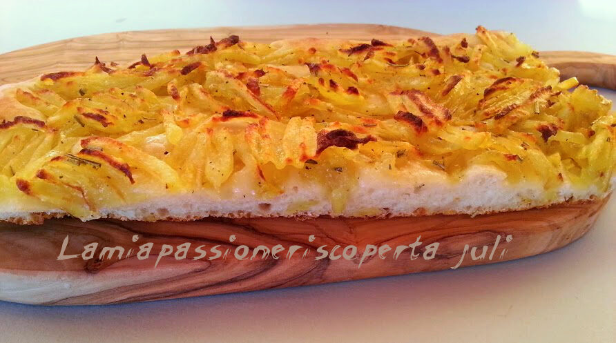 Pizza con patate, aroma, dado, rosmarino, olio, farina 00