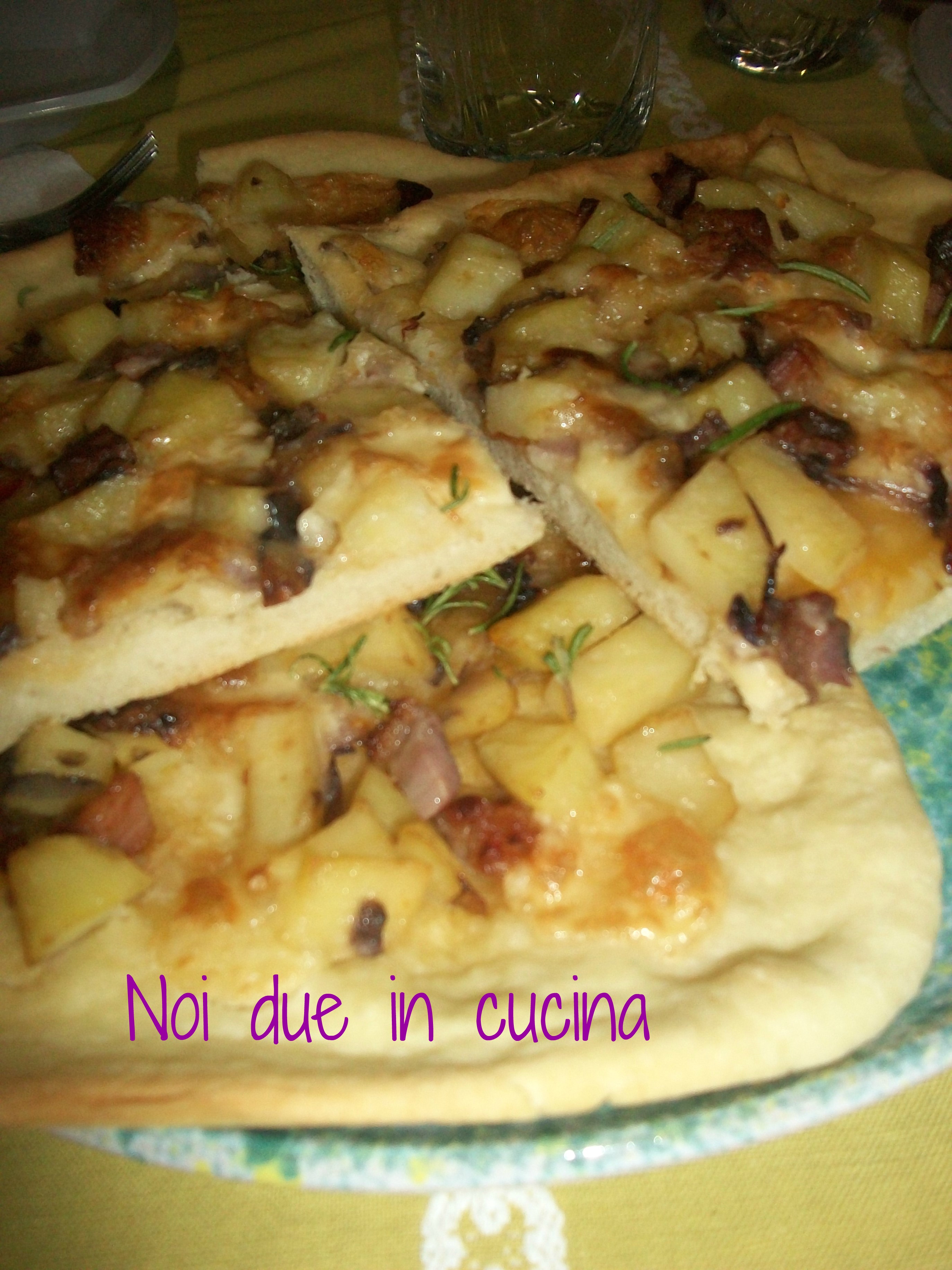 Pizza con patate cipolle e pancetta