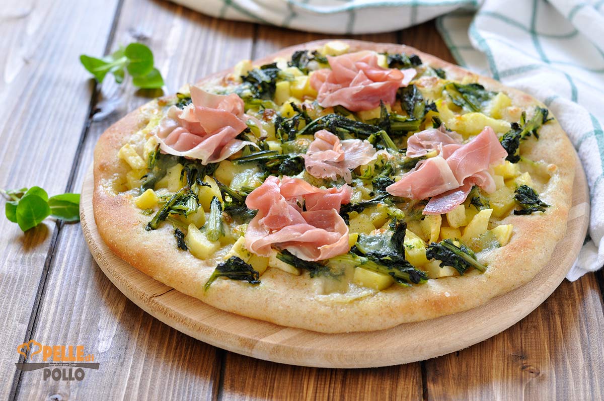 Pizza con patate, erbette e prosciutto