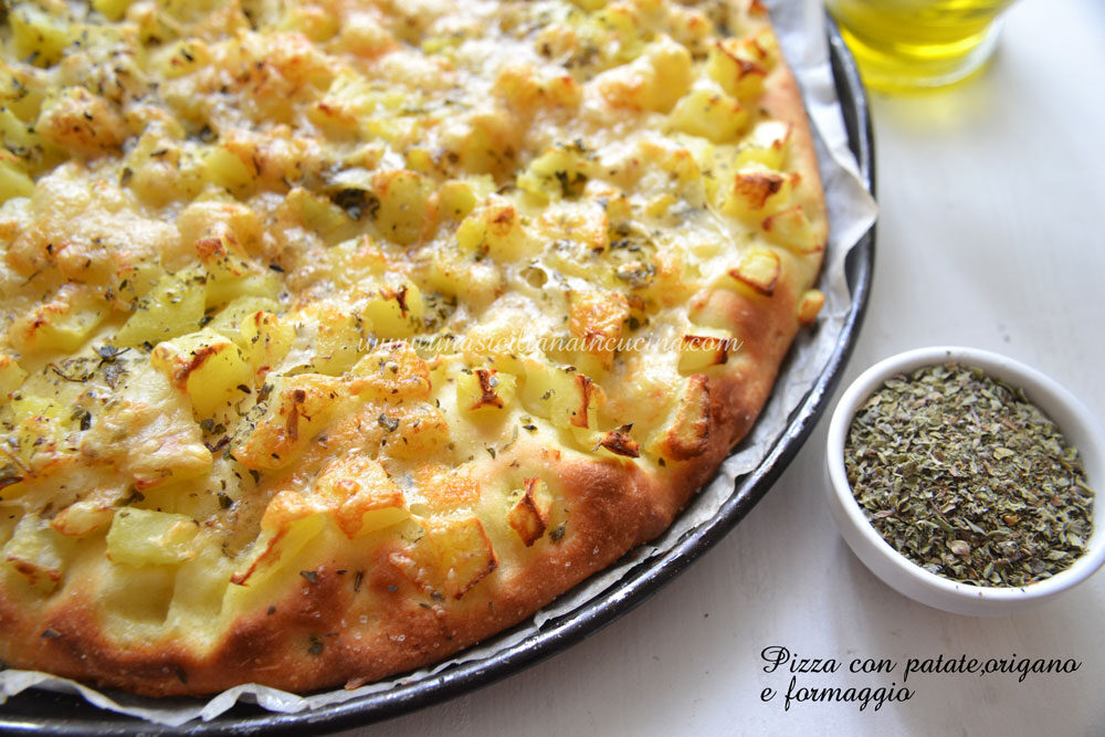 Pizza con patate origano e formaggio