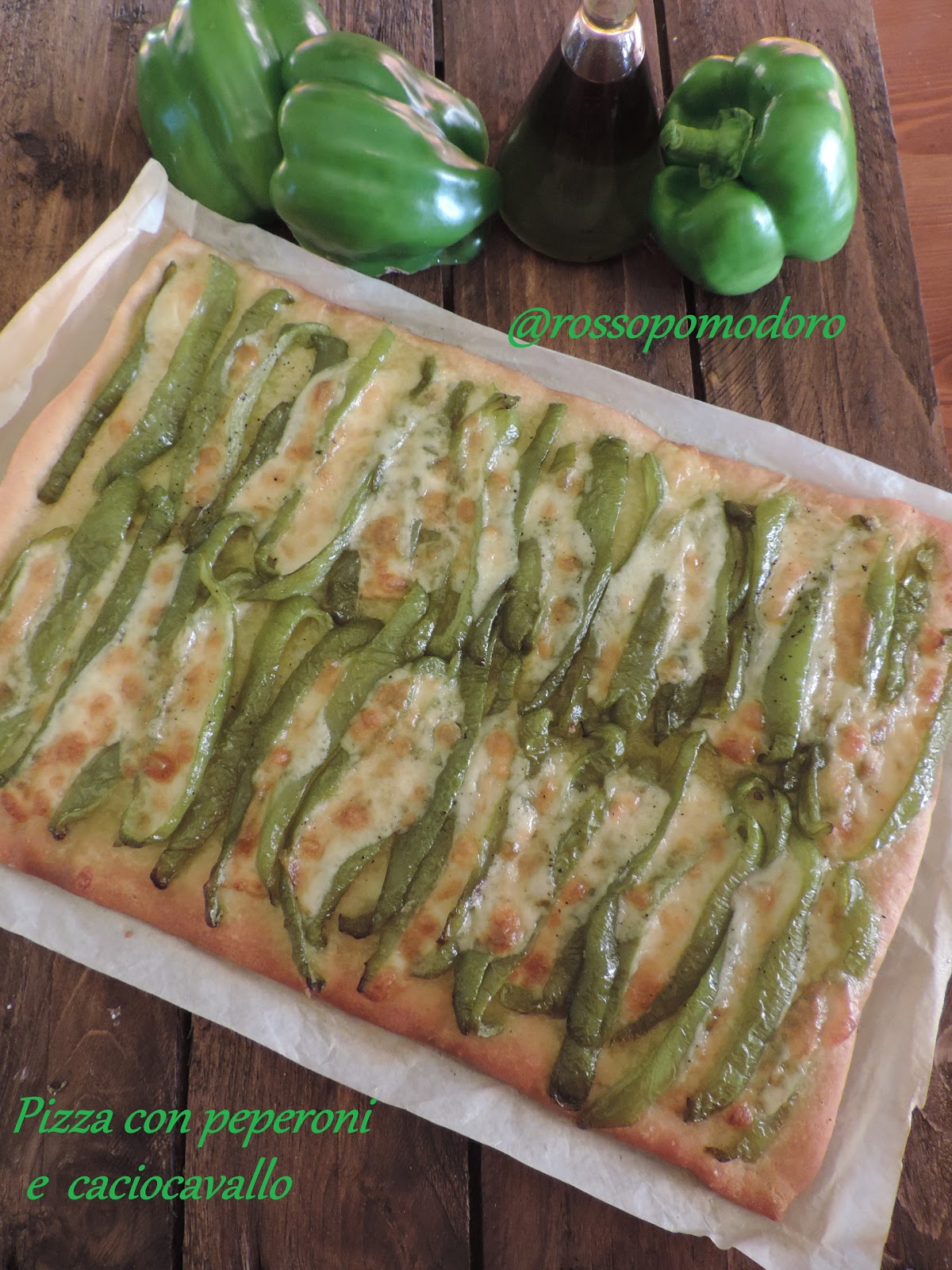 Pizza con peperoni e caciocavallo