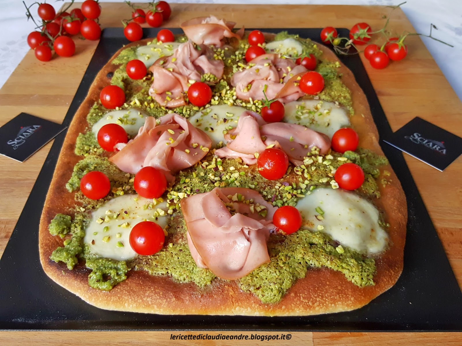Pizza con pesto di pistacchio sciara, mortadella, pomodorini e granella di pistacchio