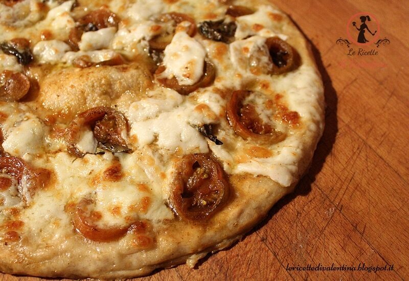 Pizza con pomodori camone sardi, aglio nero e mozzarella di bufala