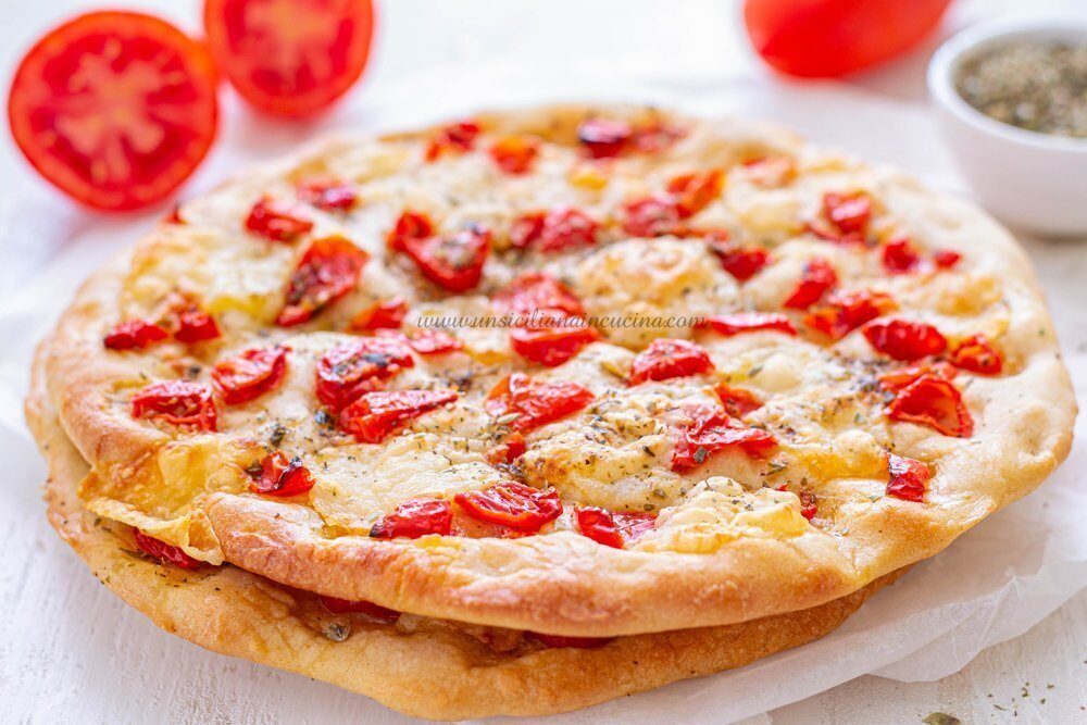 Pizza con pomodorini e caciocavallo