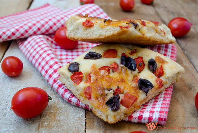 Pizza con pomodorini e olive nere â ricetta bimby e non