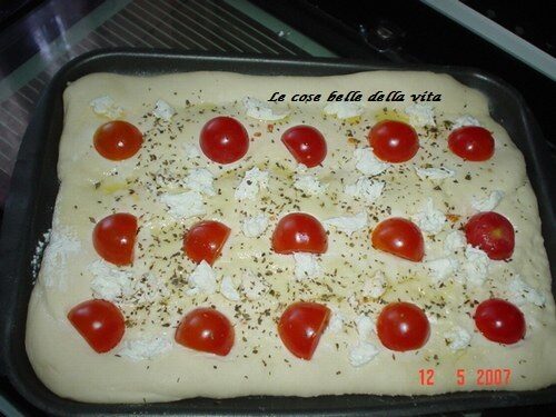 Pizza con pomodorini