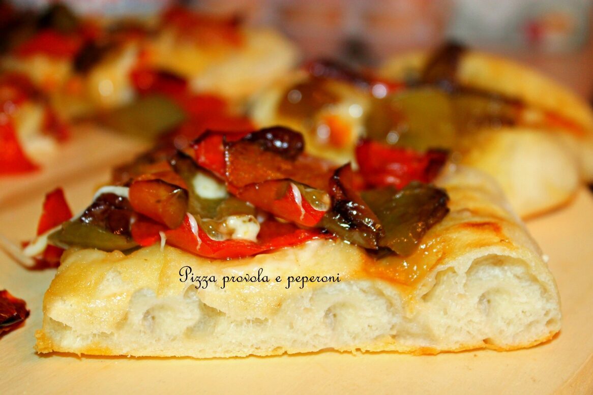 Pizza con provola, peperoni e olive nere di gaeta