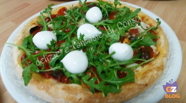 Pizza con rucola e bocconcini di bufala