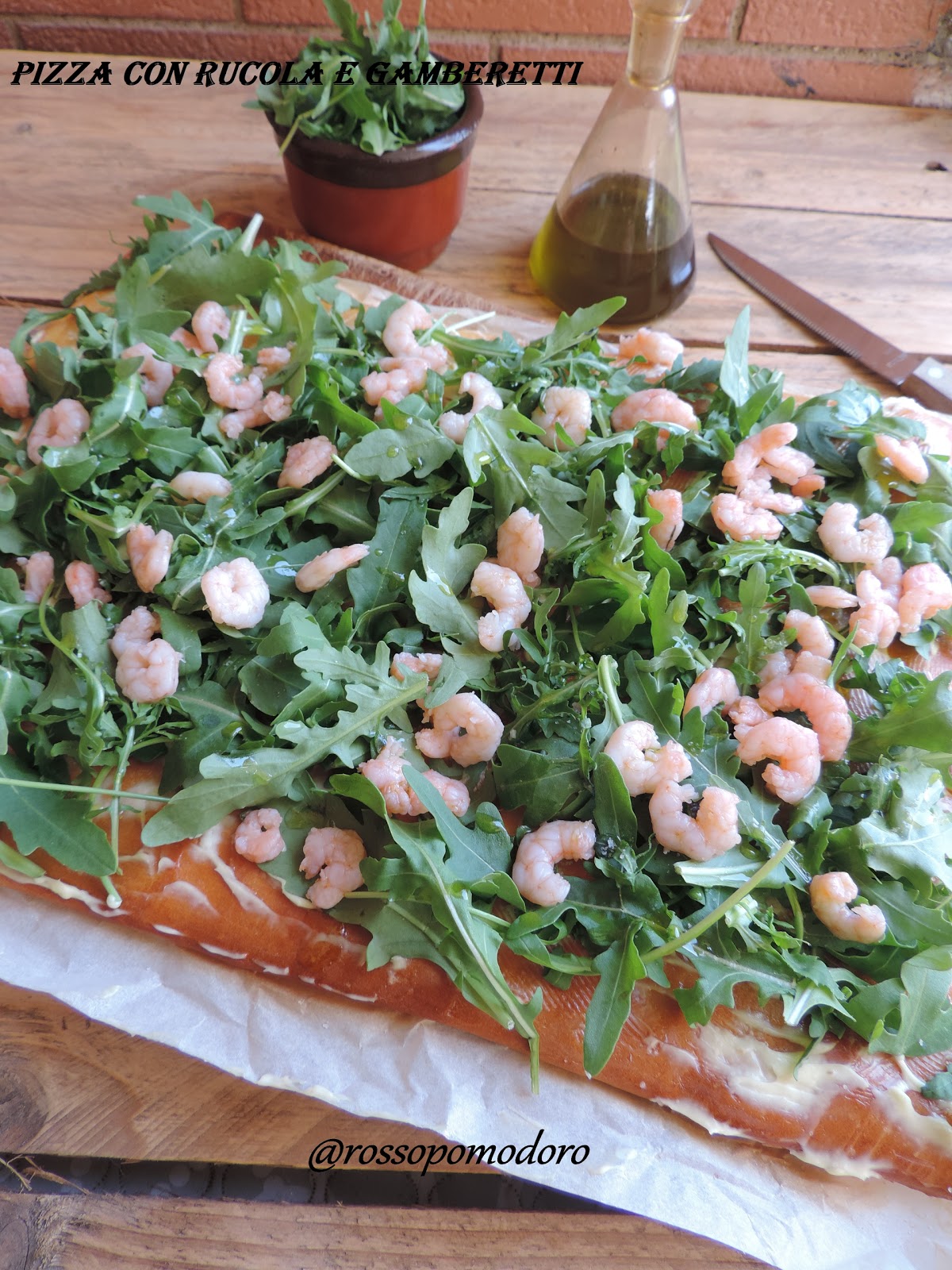 Pizza con rucola e gamberetti