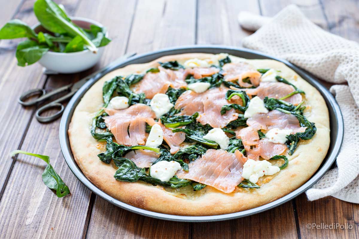 Pizza con salmone affumicato, erbette e stracchino