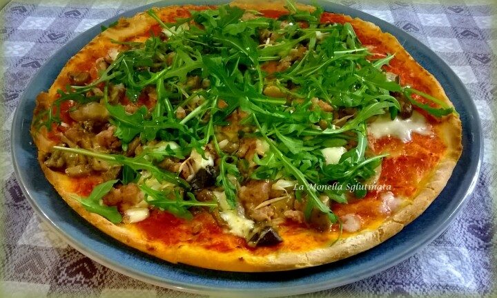 Pizza con salsiccia ,funghi, cipollotti,bufala e rucola