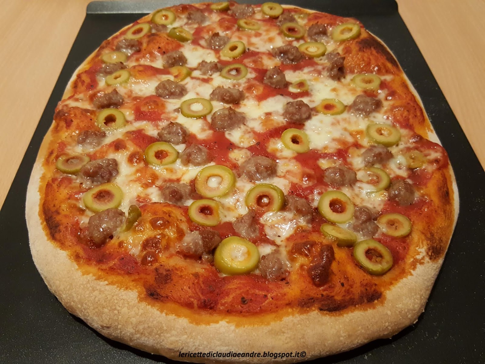 Pizza con salsiccia, mozzarella e olive verdi