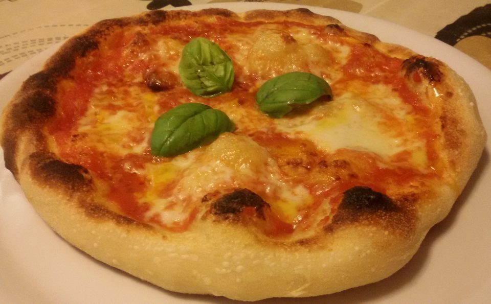 Pizza con semola – 24 ore lievitazione in frigo (macchina pane/fornetto ferrari)