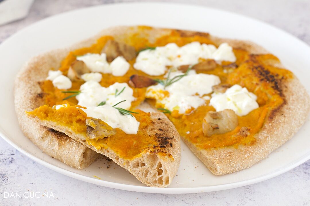 Pizza con semola di farro integrale alla zucca e burrata