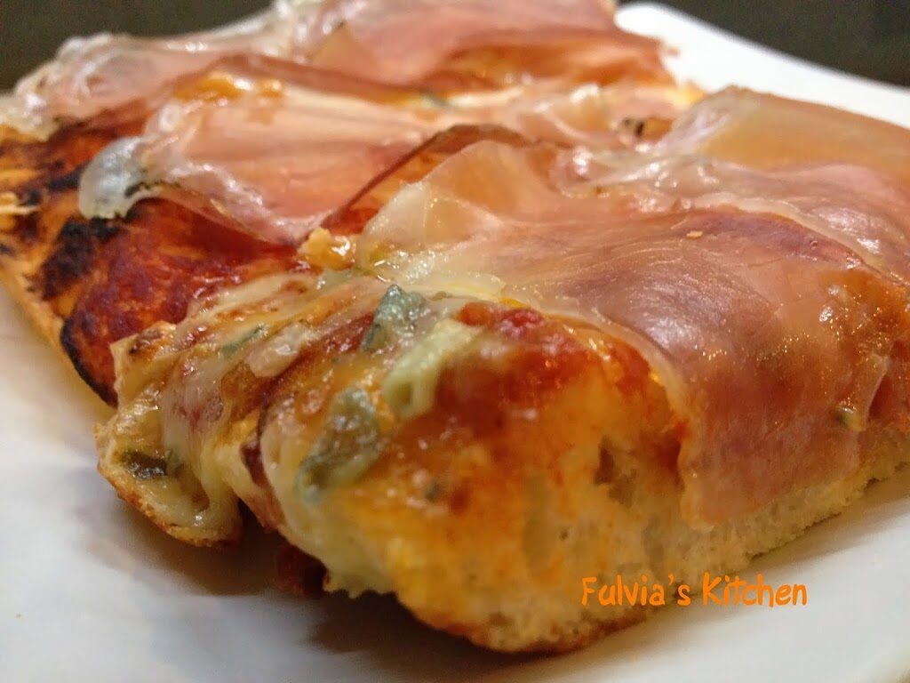 Pizza con speck e gorgonzola