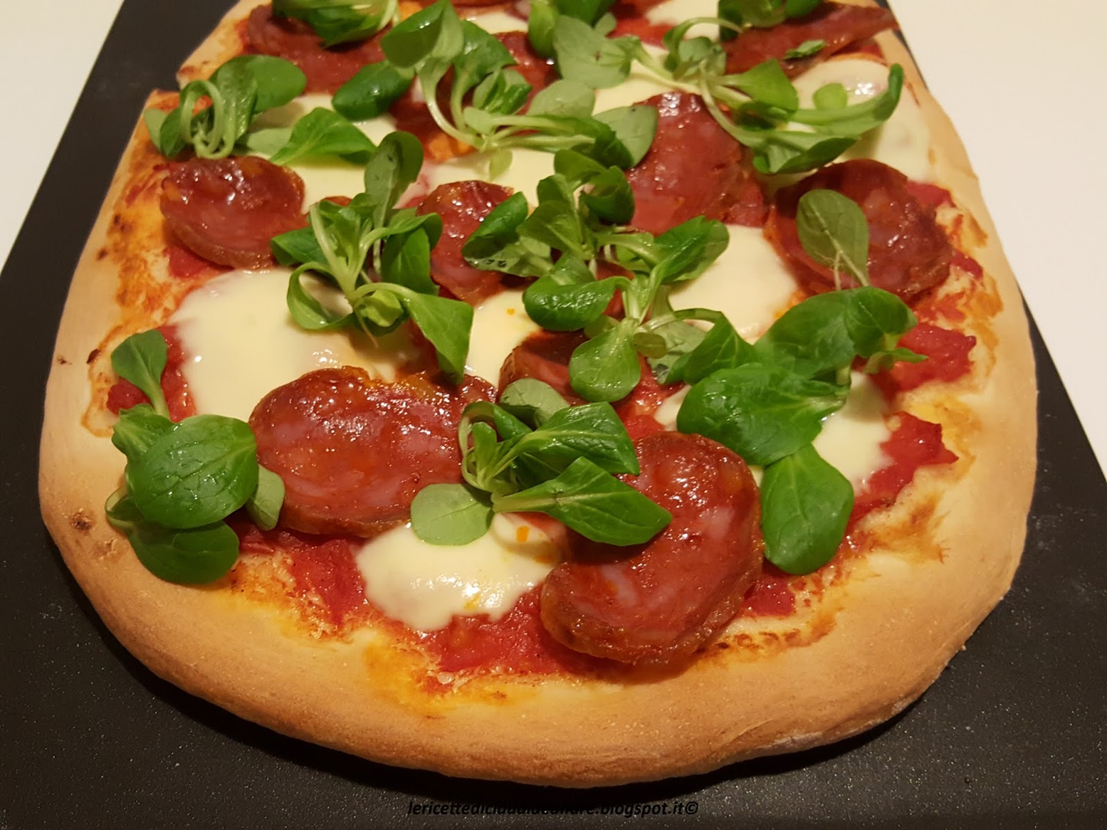 Pizza con spianata calabrese, mozzarella, valeriana e lievito madre