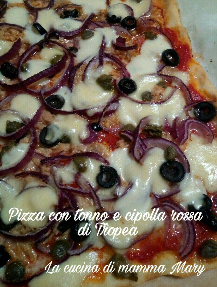 Pizza con tonno e cipolla rossa di tropea