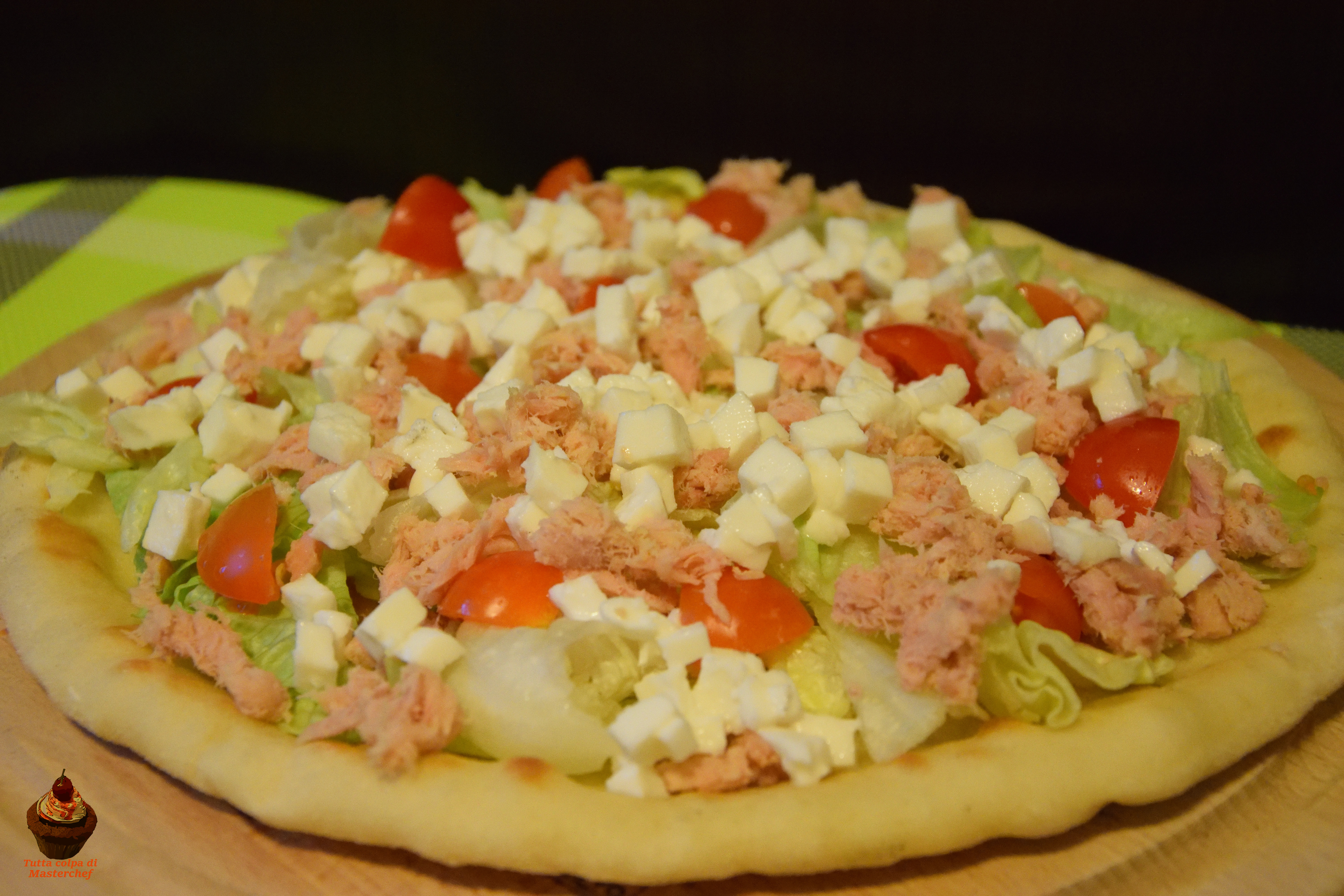 Pizza con tonno, insalata e pomodorini