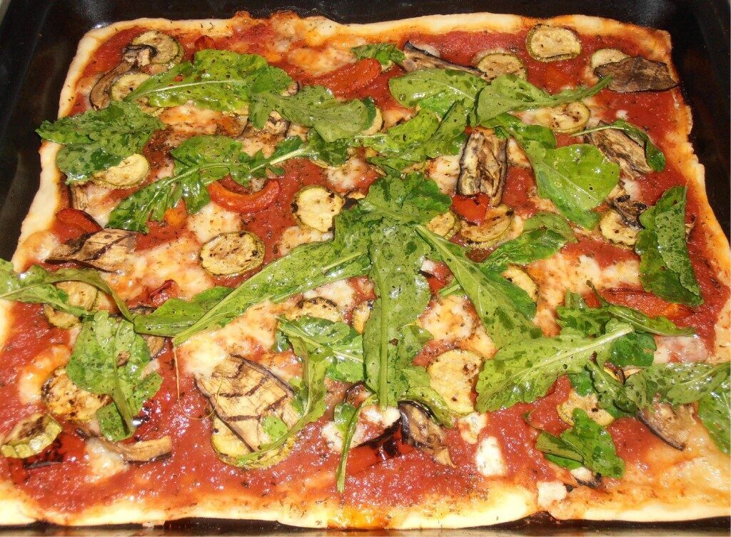 Pizza con verdure grigliate e rucola