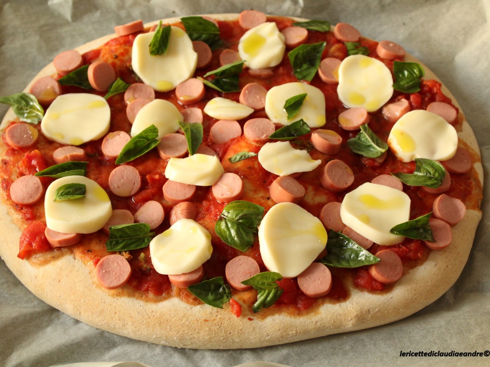 Pizza con wurstel, pomodoro, scamorza e lievito madre