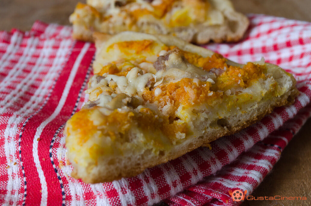 Pizza con zucca salsiccia e provola