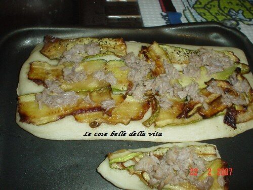 Pizza con zucchine e tonno