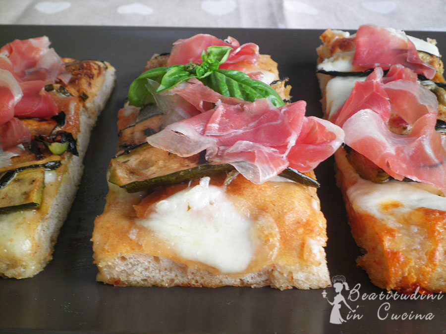 Pizza con zucchine marinate, galaverna e prosciutto crudo