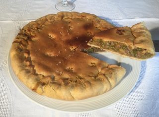 Pizza di carne tritata con formaggio, piselli e besciamella