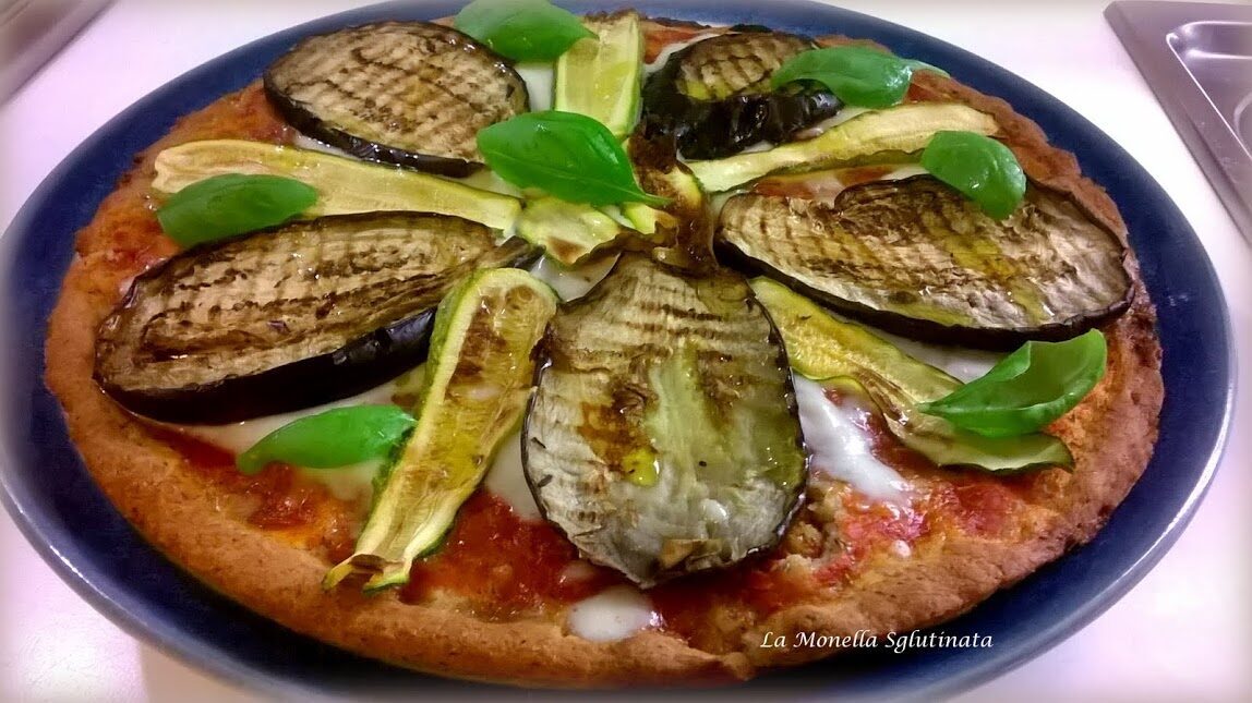 Pizza di grano saraceno e farina di riso senza glutine