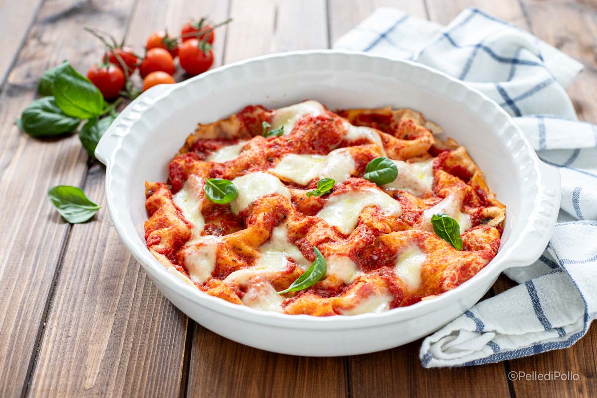Pizza di pane carasau con pomodoro e mozzarella