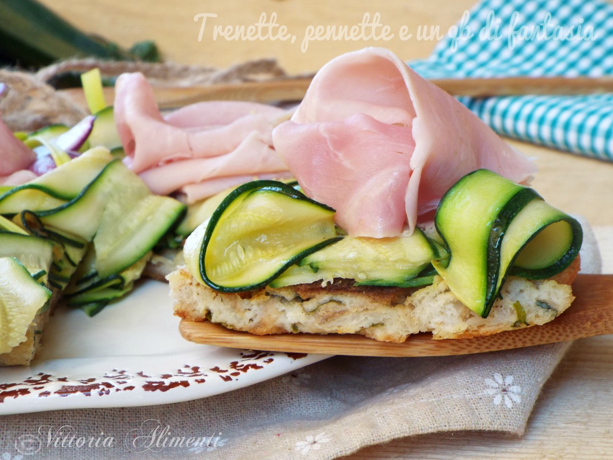 Pizza di pane raffermo zucchine e prosciutto