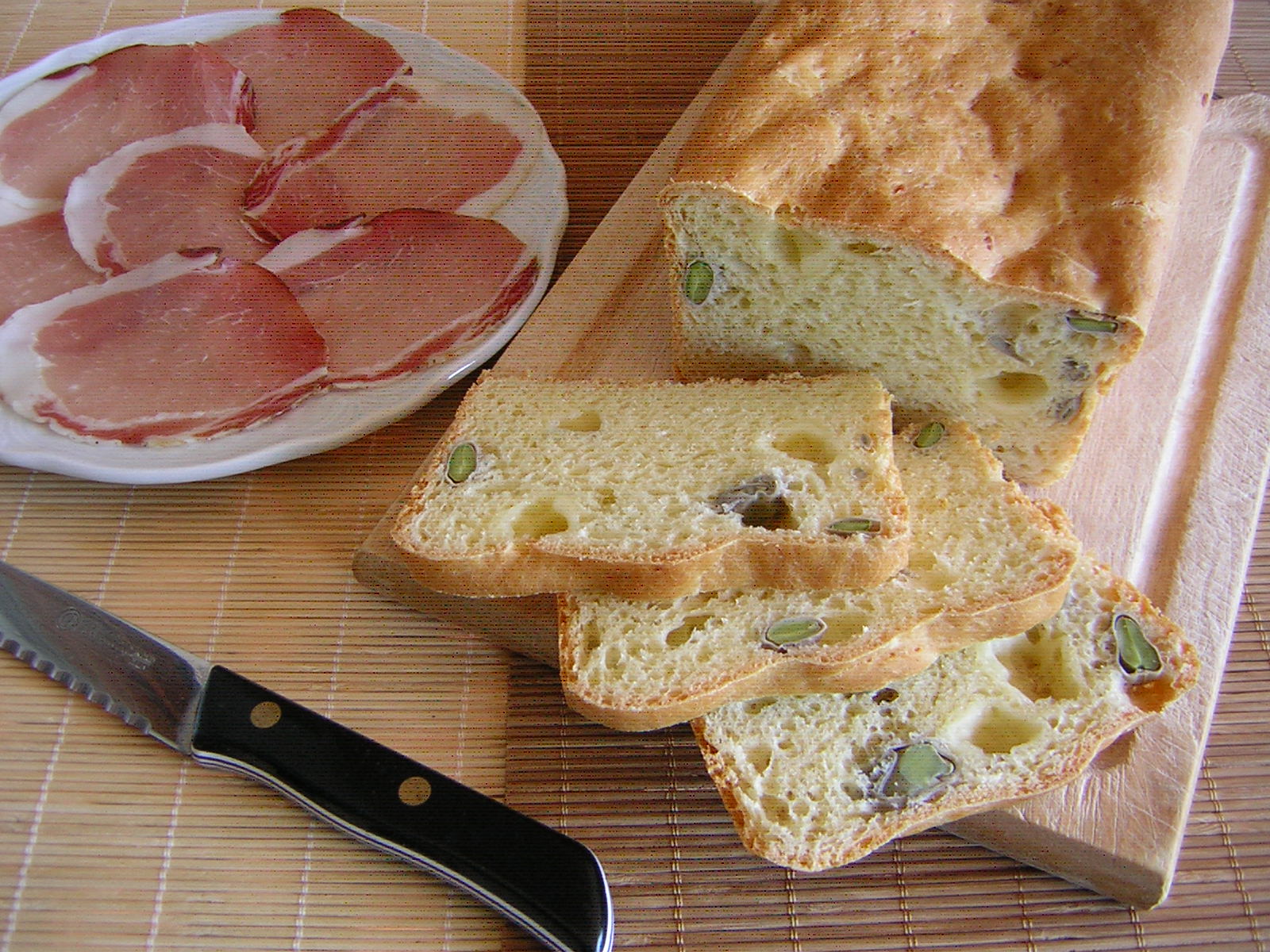 Pizza di pasqua formaggio e fave