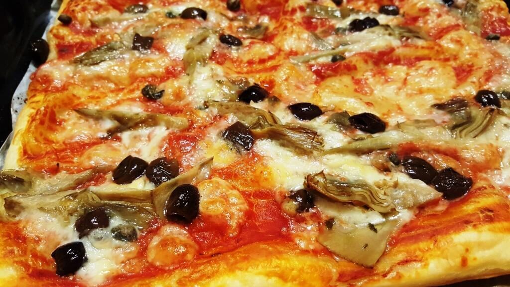 Pizza di pasta sfoglia con carciofini e olive taggiasche