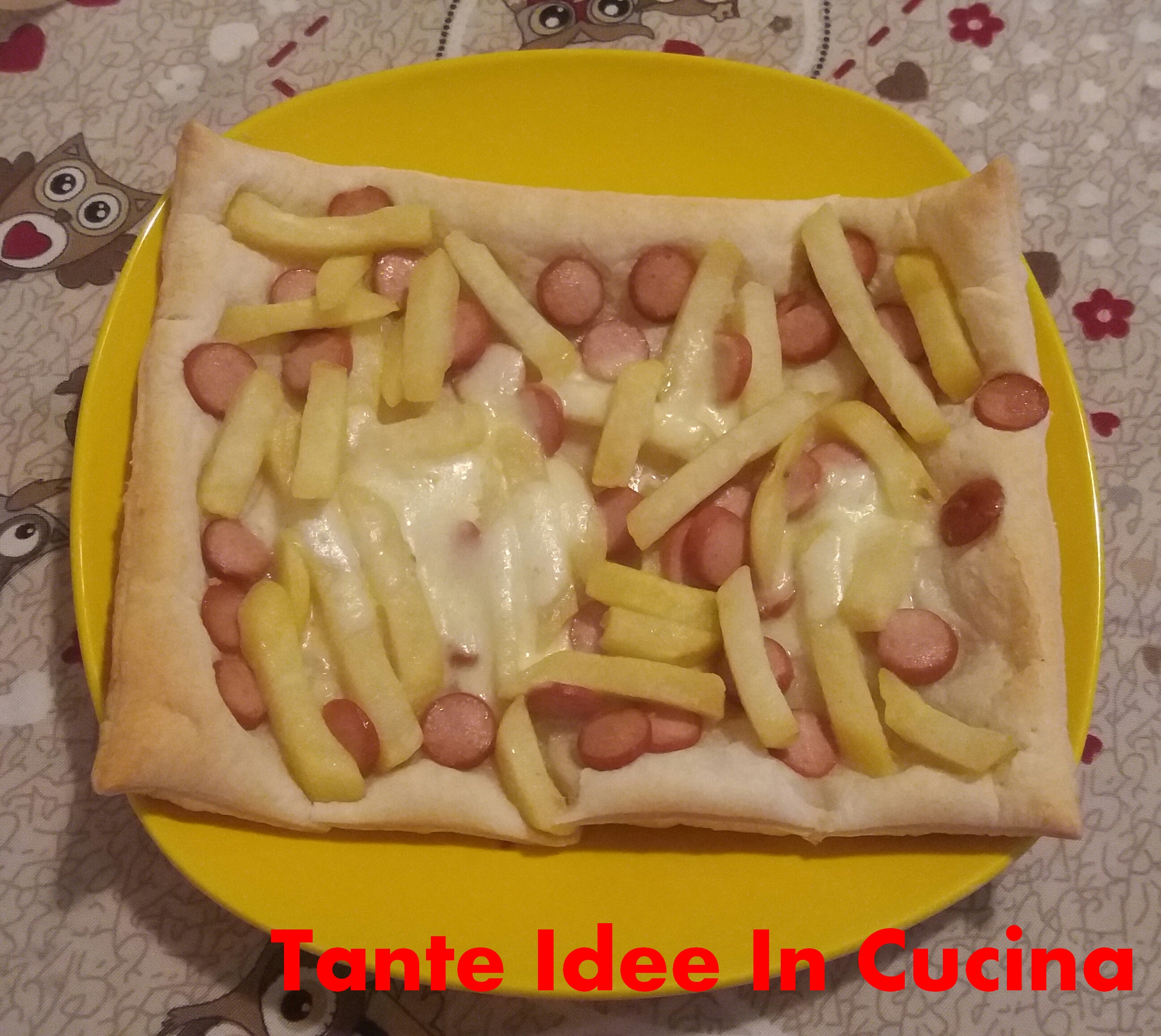Pizza di pasta sfoglia con wurstel & patatine