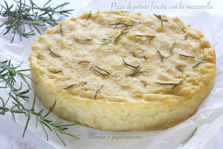 Pizza di patate farcita con la mozzarella