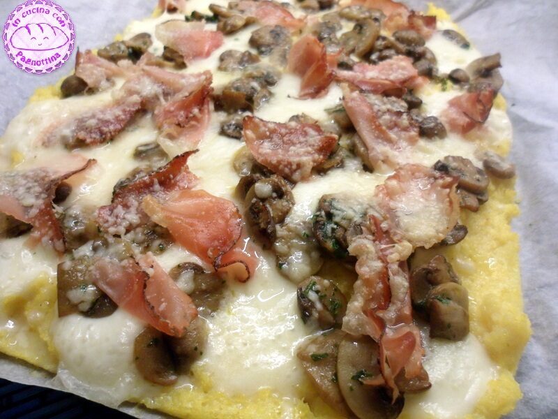 Pizza di polenta con funghi e speck